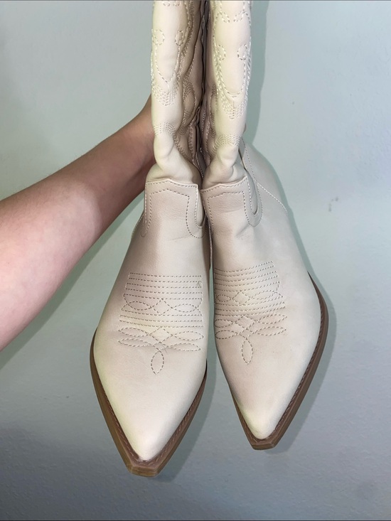 Shoes - 🎈Adorable Cream Cowboy boots!